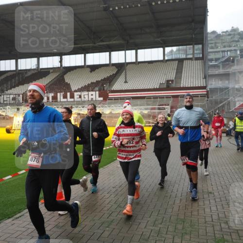 07.12.2025 - St. Pauli X-Mass-Run No. 15 Fabian Wolf http://msf.ph/oto/9394355 07.12.2025 10:24:51 Ziel 915, 974, 3152, 4078, 4079, 4091, 4092, 4135, 4136, 4155, 4177, 4496, 4497, 4530, 4541, 4542 meine-sportfotos.de