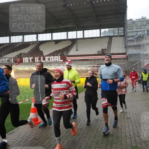 07.12.2025 - St. Pauli X-Mass-Run No. 15 Fabian Wolf http://msf.ph/oto/9394357 07.12.2025 10:24:51 Ziel 915, 974, 3152, 4078, 4079, 4091, 4092, 4135, 4136, 4155, 4177, 4496, 4497, 4530, 4541, 4542 meine-sportfotos.de