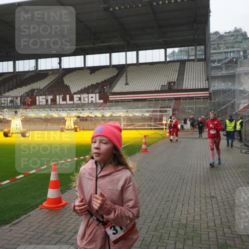 07.12.2025 - St. Pauli X-Mass-Run No. 15 Fabian Wolf http://msf.ph/oto/9394366 07.12.2025 10:24:53 Ziel 915, 974, 3152, 4078, 4079, 4091, 4092, 4135, 4136, 4155, 4177, 4474, 4496, 4497, 4530, 4541, 4542, 4846 meine-sportfotos.de