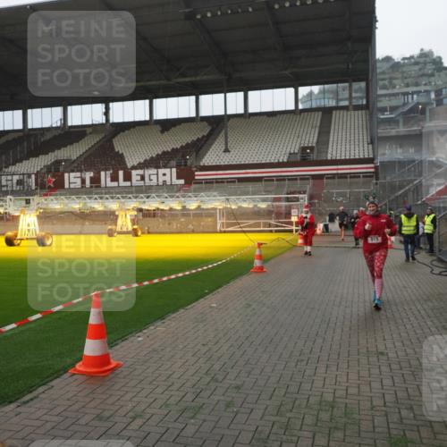 07.12.2025 - St. Pauli X-Mass-Run No. 15 Fabian Wolf http://msf.ph/oto/9394368 07.12.2025 10:24:54 Ziel 915, 974, 3152, 4078, 4079, 4091, 4092, 4135, 4136, 4155, 4177, 4474, 4496, 4497, 4513, 4514, 4530, 4541, 4846 meine-sportfotos.de