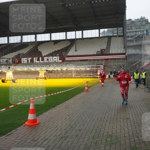 07.12.2025 - St. Pauli X-Mass-Run No. 15 Fabian Wolf http://msf.ph/oto/9394369 07.12.2025 10:24:54 Ziel 915, 974, 3152, 4078, 4079, 4091, 4092, 4135, 4136, 4155, 4177, 4474, 4496, 4497, 4513, 4514, 4530, 4541, 4846 meine-sportfotos.de