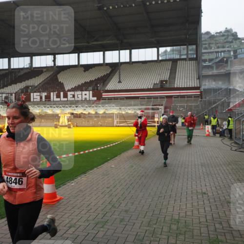 07.12.2025 - St. Pauli X-Mass-Run No. 15 Fabian Wolf http://msf.ph/oto/9394382 07.12.2025 10:24:59 Ziel 915, 974, 3152, 4078, 4079, 4091, 4092, 4135, 4177, 4431, 4474, 4496, 4497, 4513, 4514, 4530, 4846 meine-sportfotos.de