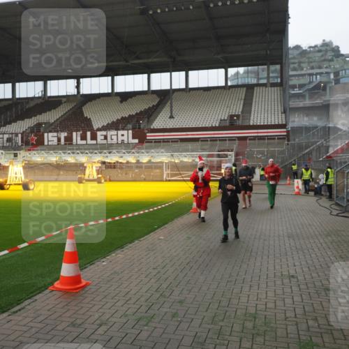 07.12.2025 - St. Pauli X-Mass-Run No. 15 Fabian Wolf http://msf.ph/oto/9394383 07.12.2025 10:24:59 Ziel 915, 974, 3152, 4078, 4079, 4091, 4092, 4135, 4177, 4431, 4474, 4496, 4497, 4513, 4514, 4530, 4846 meine-sportfotos.de