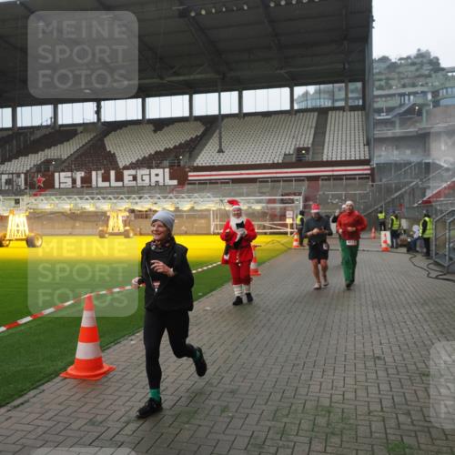 07.12.2025 - St. Pauli X-Mass-Run No. 15 Fabian Wolf http://msf.ph/oto/9394384 07.12.2025 10:25:00 Ziel 915, 974, 3152, 4078, 4079, 4091, 4092, 4135, 4177, 4431, 4474, 4496, 4497, 4513, 4514, 4530, 4846 meine-sportfotos.de