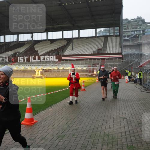 07.12.2025 - St. Pauli X-Mass-Run No. 15 Fabian Wolf http://msf.ph/oto/9394387 07.12.2025 10:25:01 Ziel 915, 974, 1012, 3152, 4078, 4091, 4092, 4177, 4431, 4474, 4496, 4497, 4513, 4514, 4530, 4846 meine-sportfotos.de
