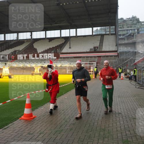 07.12.2025 - St. Pauli X-Mass-Run No. 15 Fabian Wolf http://msf.ph/oto/9394392 07.12.2025 10:25:03 Ziel 915, 974, 1012, 3152, 4091, 4092, 4177, 4431, 4474, 4496, 4497, 4513, 4514, 4530, 4846 meine-sportfotos.de
