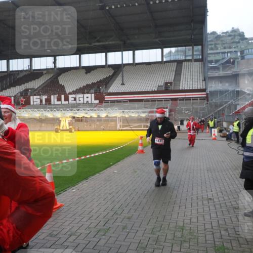 07.12.2025 - St. Pauli X-Mass-Run No. 15 Fabian Wolf http://msf.ph/oto/9394398 07.12.2025 10:25:04 Ziel 915, 974, 1012, 4431, 4474, 4496, 4513, 4514, 4846 meine-sportfotos.de