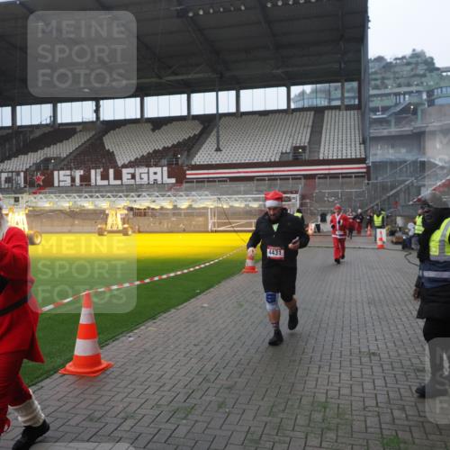 07.12.2025 - St. Pauli X-Mass-Run No. 15 Fabian Wolf http://msf.ph/oto/9394399 07.12.2025 10:25:05 Ziel 915, 1012, 4335, 4431, 4474, 4513, 4514, 4846 meine-sportfotos.de
