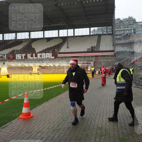 07.12.2025 - St. Pauli X-Mass-Run No. 15 Fabian Wolf http://msf.ph/oto/9394401 07.12.2025 10:25:05 Ziel 915, 1012, 4335, 4431, 4474, 4513, 4514, 4846 meine-sportfotos.de