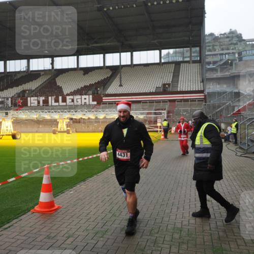 07.12.2025 - St. Pauli X-Mass-Run No. 15 Fabian Wolf http://msf.ph/oto/9394402 07.12.2025 10:25:06 Ziel 1012, 4335, 4431, 4474, 4513, 4514, 4846 meine-sportfotos.de