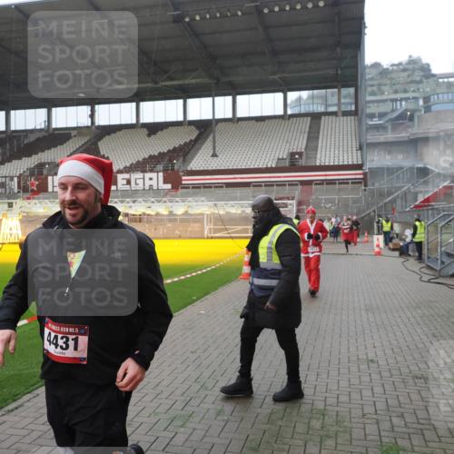 07.12.2025 - St. Pauli X-Mass-Run No. 15 Fabian Wolf http://msf.ph/oto/9394403 07.12.2025 10:25:06 Ziel 1012, 4335, 4431, 4474, 4513, 4514, 4846 meine-sportfotos.de
