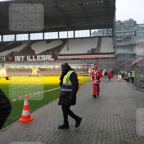 07.12.2025 - St. Pauli X-Mass-Run No. 15 Fabian Wolf http://msf.ph/oto/9394405 07.12.2025 10:25:07 Ziel 1012, 3962, 4335, 4431, 4474, 4513, 4514, 4846 meine-sportfotos.de
