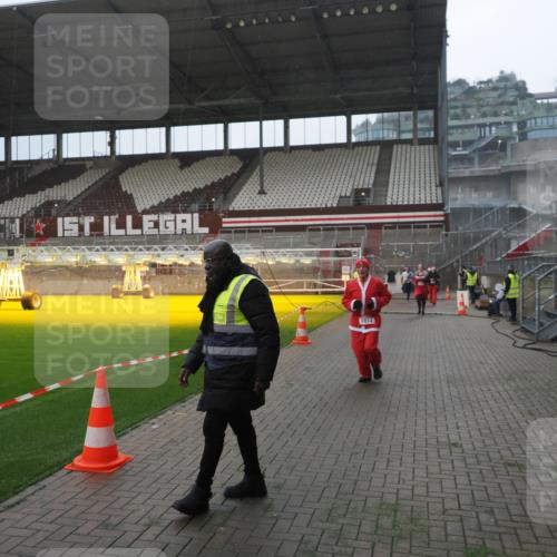 07.12.2025 - St. Pauli X-Mass-Run No. 15 Fabian Wolf http://msf.ph/oto/9394406 07.12.2025 10:25:07 Ziel 1012, 3962, 4335, 4431, 4474, 4513, 4514, 4846 meine-sportfotos.de