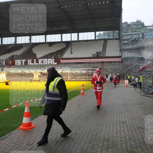 07.12.2025 - St. Pauli X-Mass-Run No. 15 Fabian Wolf http://msf.ph/oto/9394407 07.12.2025 10:25:07 Ziel 1012, 3962, 4335, 4431, 4474, 4513, 4514, 4846 meine-sportfotos.de
