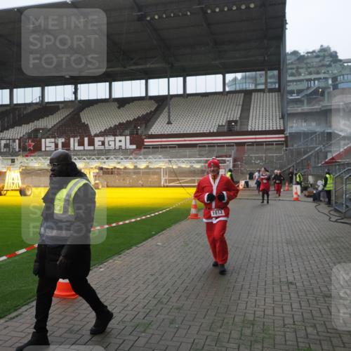 07.12.2025 - St. Pauli X-Mass-Run No. 15 Fabian Wolf http://msf.ph/oto/9394410 07.12.2025 10:25:08 Ziel 1012, 1987, 1995, 3962, 4335, 4431, 4474, 4513, 4514, 4846 meine-sportfotos.de