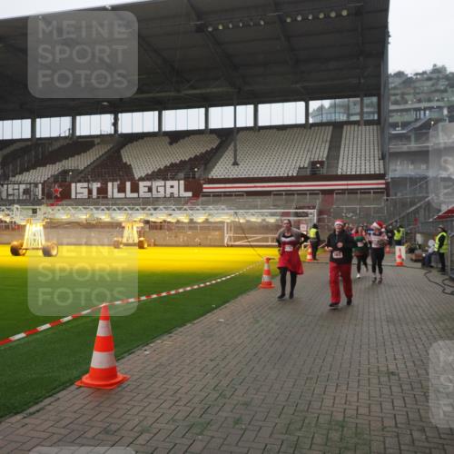 07.12.2025 - St. Pauli X-Mass-Run No. 15 Fabian Wolf http://msf.ph/oto/9394423 07.12.2025 10:25:12 Ziel 1012, 1977, 1987, 1995, 3962, 4335, 4431, 4474, 4513, 4514, 4846 meine-sportfotos.de