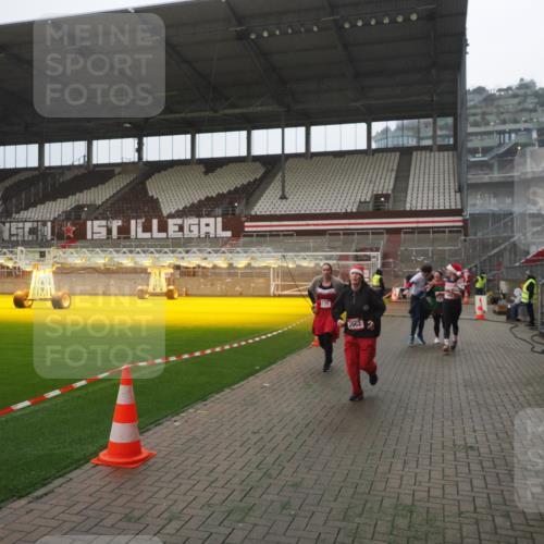 07.12.2025 - St. Pauli X-Mass-Run No. 15 Fabian Wolf http://msf.ph/oto/9394424 07.12.2025 10:25:13 Ziel 1012, 1977, 1987, 1995, 3962, 4201, 4204, 4335, 4431, 4513, 4514 meine-sportfotos.de