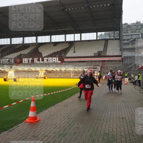 07.12.2025 - St. Pauli X-Mass-Run No. 15 Fabian Wolf http://msf.ph/oto/9394425 07.12.2025 10:25:14 Ziel 1012, 1977, 1987, 1995, 3962, 4121, 4201, 4204, 4284, 4335, 4431, 4513, 4514 meine-sportfotos.de