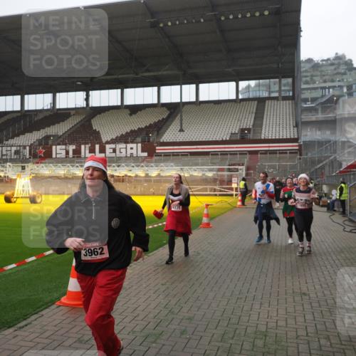07.12.2025 - St. Pauli X-Mass-Run No. 15 Fabian Wolf http://msf.ph/oto/9394426 07.12.2025 10:25:15 Ziel 1012, 1977, 1987, 1995, 3962, 4118, 4119, 4121, 4201, 4204, 4284, 4335, 4431 meine-sportfotos.de