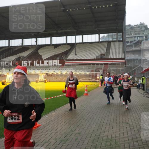 07.12.2025 - St. Pauli X-Mass-Run No. 15 Fabian Wolf http://msf.ph/oto/9394427 07.12.2025 10:25:15 Ziel 1012, 1977, 1987, 1995, 3962, 4118, 4119, 4121, 4201, 4204, 4284, 4335, 4431 meine-sportfotos.de