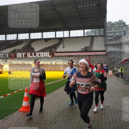 07.12.2025 - St. Pauli X-Mass-Run No. 15 Fabian Wolf http://msf.ph/oto/9394435 07.12.2025 10:25:17 Ziel 1012, 1247, 1977, 1987, 1995, 3962, 4118, 4119, 4121, 4201, 4204, 4284, 4335, 4445, 4482, 4485 meine-sportfotos.de