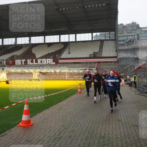 07.12.2025 - St. Pauli X-Mass-Run No. 15 Fabian Wolf http://msf.ph/oto/9394443 07.12.2025 10:25:21 Ziel 1012, 1247, 1631, 1977, 1987, 1995, 2029, 3962, 4118, 4119, 4121, 4201, 4204, 4284, 4335, 4445, 4482, 4485 meine-sportfotos.de