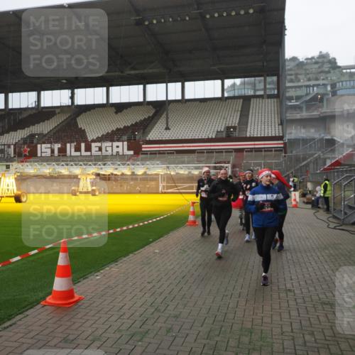 07.12.2025 - St. Pauli X-Mass-Run No. 15 Fabian Wolf http://msf.ph/oto/9394445 07.12.2025 10:25:21 Ziel 1012, 1247, 1631, 1977, 1987, 1995, 2029, 3962, 4118, 4119, 4121, 4201, 4204, 4284, 4335, 4445, 4482, 4485 meine-sportfotos.de