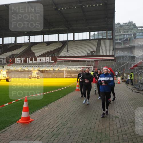 07.12.2025 - St. Pauli X-Mass-Run No. 15 Fabian Wolf http://msf.ph/oto/9394446 07.12.2025 10:25:22 Ziel 1247, 1631, 1977, 1987, 1995, 2029, 3962, 4118, 4119, 4121, 4201, 4204, 4284, 4335, 4445, 4482, 4485 meine-sportfotos.de