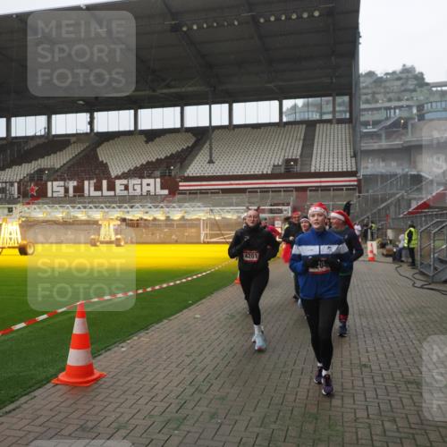 07.12.2025 - St. Pauli X-Mass-Run No. 15 Fabian Wolf http://msf.ph/oto/9394448 07.12.2025 10:25:22 Ziel 1247, 1631, 1977, 1987, 1995, 2029, 3962, 4118, 4119, 4121, 4201, 4204, 4284, 4335, 4445, 4482, 4485 meine-sportfotos.de