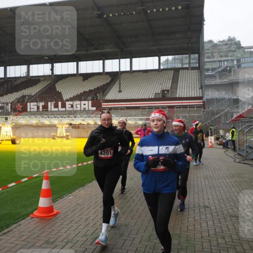 07.12.2025 - St. Pauli X-Mass-Run No. 15 Fabian Wolf http://msf.ph/oto/9394452 07.12.2025 10:25:23 Ziel 1247, 1631, 1977, 1987, 1995, 2029, 3962, 4118, 4119, 4121, 4201, 4204, 4284, 4335, 4445, 4482, 4485 meine-sportfotos.de