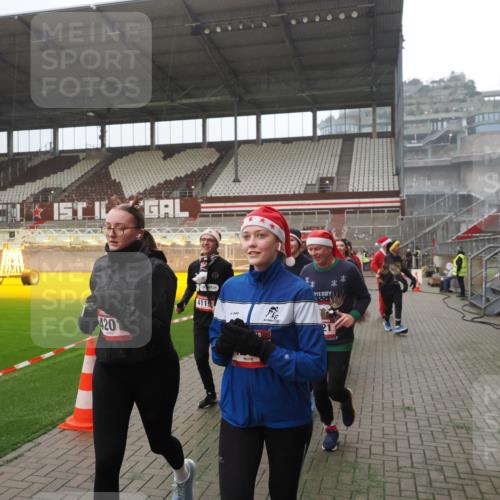 07.12.2025 - St. Pauli X-Mass-Run No. 15 Fabian Wolf http://msf.ph/oto/9394454 07.12.2025 10:25:23 Ziel 1247, 1631, 1977, 1987, 1995, 2029, 3962, 4118, 4119, 4121, 4201, 4204, 4284, 4335, 4445, 4482, 4485 meine-sportfotos.de