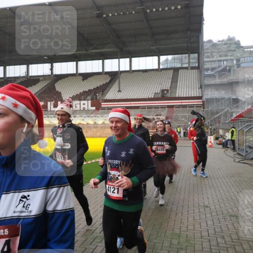 07.12.2025 - St. Pauli X-Mass-Run No. 15 Fabian Wolf http://msf.ph/oto/9394457 07.12.2025 10:25:24 Ziel 1247, 1631, 1977, 1987, 1995, 2029, 3962, 4118, 4119, 4121, 4201, 4204, 4284, 4335, 4445, 4482, 4485 meine-sportfotos.de