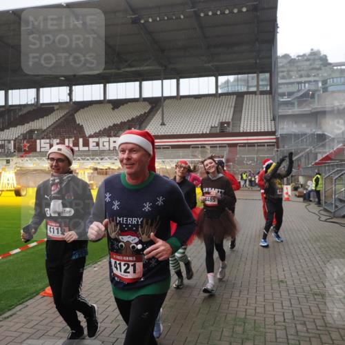 07.12.2025 - St. Pauli X-Mass-Run No. 15 Fabian Wolf http://msf.ph/oto/9394458 07.12.2025 10:25:24 Ziel 1247, 1631, 1977, 1987, 1995, 2029, 3962, 4118, 4119, 4121, 4201, 4204, 4284, 4335, 4445, 4482, 4485 meine-sportfotos.de
