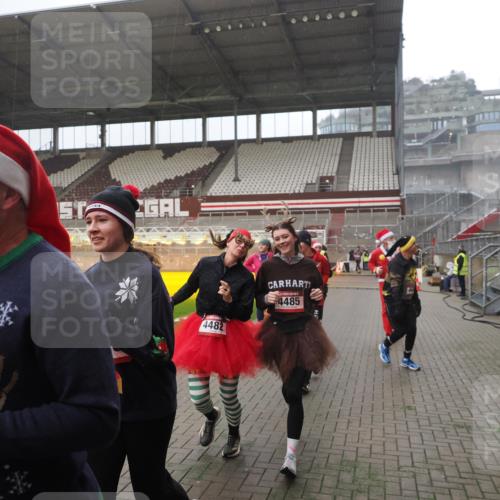 07.12.2025 - St. Pauli X-Mass-Run No. 15 Fabian Wolf http://msf.ph/oto/9394460 07.12.2025 10:25:25 Ziel 1247, 1631, 1977, 1987, 1995, 2029, 3962, 4118, 4119, 4121, 4201, 4204, 4284, 4335, 4445, 4482, 4485 meine-sportfotos.de