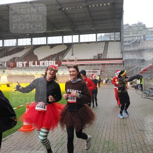 07.12.2025 - St. Pauli X-Mass-Run No. 15 Fabian Wolf http://msf.ph/oto/9394462 07.12.2025 10:25:25 Ziel 1247, 1631, 1977, 1987, 1995, 2029, 3962, 4118, 4119, 4121, 4201, 4204, 4284, 4335, 4445, 4482, 4485 meine-sportfotos.de