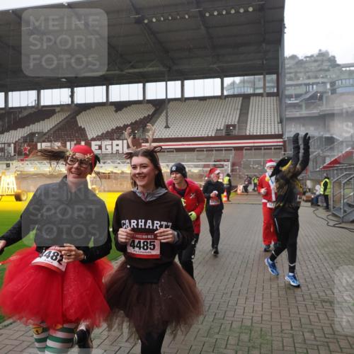 07.12.2025 - St. Pauli X-Mass-Run No. 15 Fabian Wolf http://msf.ph/oto/9394463 07.12.2025 10:25:25 Ziel 1247, 1631, 1977, 1987, 1995, 2029, 3962, 4118, 4119, 4121, 4201, 4204, 4284, 4335, 4445, 4482, 4485 meine-sportfotos.de