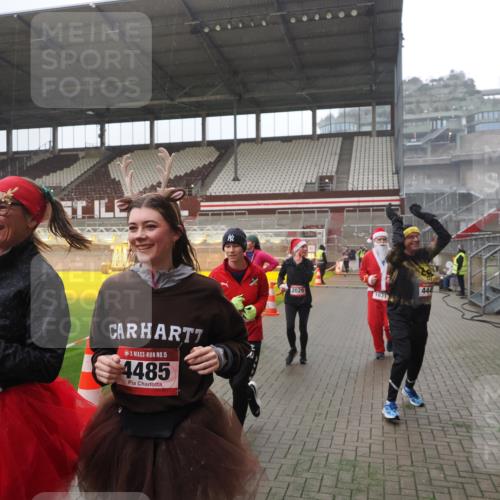 07.12.2025 - St. Pauli X-Mass-Run No. 15 Fabian Wolf http://msf.ph/oto/9394464 07.12.2025 10:25:25 Ziel 1247, 1631, 1977, 1987, 1995, 2029, 3962, 4118, 4119, 4121, 4201, 4204, 4284, 4335, 4445, 4482, 4485 meine-sportfotos.de