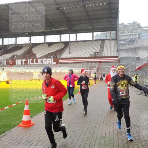 07.12.2025 - St. Pauli X-Mass-Run No. 15 Fabian Wolf http://msf.ph/oto/9394466 07.12.2025 10:25:26 Ziel 1247, 1631, 1977, 1987, 1995, 2029, 2680, 3962, 4118, 4119, 4121, 4201, 4204, 4284, 4445, 4482, 4485 meine-sportfotos.de