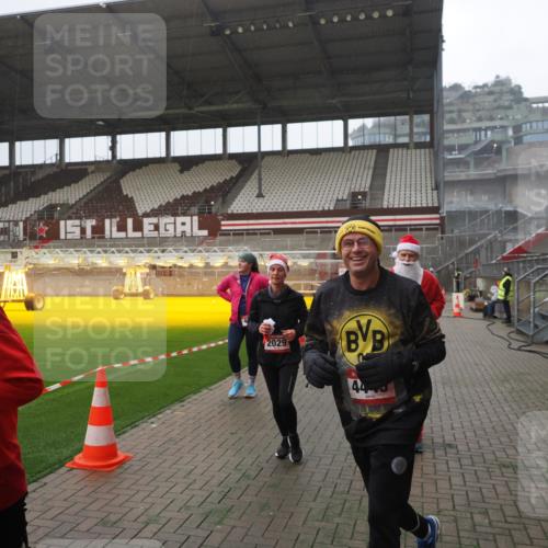 07.12.2025 - St. Pauli X-Mass-Run No. 15 Fabian Wolf http://msf.ph/oto/9394469 07.12.2025 10:25:26 Ziel 1247, 1631, 1977, 1987, 1995, 2029, 2680, 3962, 4118, 4119, 4121, 4201, 4204, 4284, 4445, 4482, 4485 meine-sportfotos.de