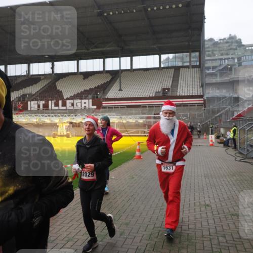 07.12.2025 - St. Pauli X-Mass-Run No. 15 Fabian Wolf http://msf.ph/oto/9394472 07.12.2025 10:25:27 Ziel 1247, 1631, 1977, 1987, 1995, 2029, 2680, 3962, 4118, 4119, 4121, 4201, 4204, 4284, 4372, 4373, 4445, 4482, 4485 meine-sportfotos.de