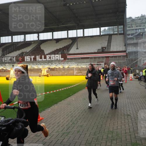 07.12.2025 - St. Pauli X-Mass-Run No. 15 Fabian Wolf http://msf.ph/oto/9394525 07.12.2025 10:25:38 Ziel 50, 129, 211, 404, 1069, 1631, 2029, 2680, 3742, 3779, 4162, 4164, 4202, 4372, 4373, 4501 meine-sportfotos.de