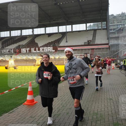 07.12.2025 - St. Pauli X-Mass-Run No. 15 Fabian Wolf http://msf.ph/oto/9394531 07.12.2025 10:25:39 Ziel 50, 129, 211, 369, 398, 404, 1069, 2104, 2680, 3742, 3779, 4162, 4164, 4202, 4372, 4373, 4501 meine-sportfotos.de