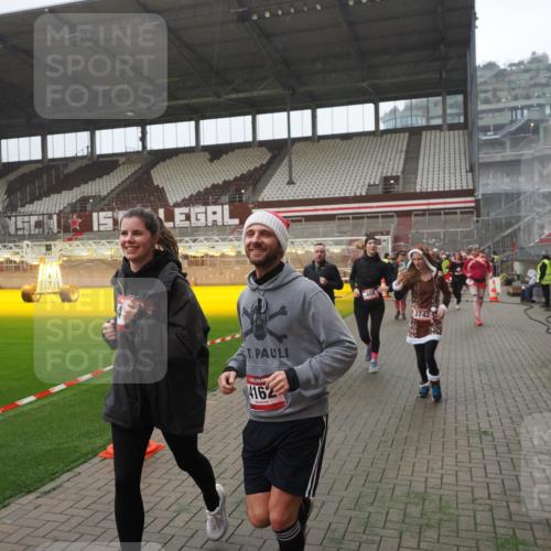 07.12.2025 - St. Pauli X-Mass-Run No. 15 Fabian Wolf http://msf.ph/oto/9394532 07.12.2025 10:25:39 Ziel 50, 129, 211, 369, 398, 404, 1069, 2104, 2680, 3742, 3779, 4162, 4164, 4202, 4372, 4373, 4501 meine-sportfotos.de