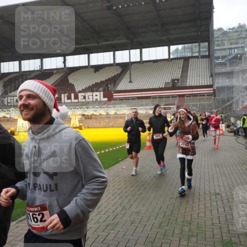 07.12.2025 - St. Pauli X-Mass-Run No. 15 Fabian Wolf http://msf.ph/oto/9394534 07.12.2025 10:25:40 Ziel 50, 129, 211, 369, 374, 387, 398, 404, 1069, 2104, 2680, 3742, 3779, 4162, 4164, 4202, 4372, 4373, 4501 meine-sportfotos.de