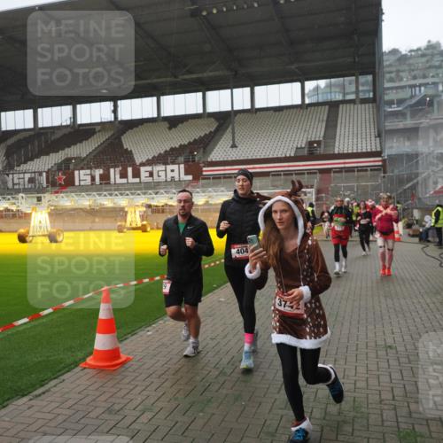 07.12.2025 - St. Pauli X-Mass-Run No. 15 Fabian Wolf http://msf.ph/oto/9394538 07.12.2025 10:25:41 Ziel 50, 129, 211, 369, 374, 387, 398, 404, 1069, 2041, 2104, 2149, 2215, 2680, 3742, 3779, 4162, 4164, 4202, 4372, 4373, 4501 meine-sportfotos.de