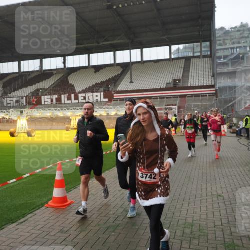 07.12.2025 - St. Pauli X-Mass-Run No. 15 Fabian Wolf http://msf.ph/oto/9394539 07.12.2025 10:25:41 Ziel 50, 129, 211, 369, 374, 387, 398, 404, 1069, 2041, 2104, 2149, 2215, 2680, 3742, 3779, 4162, 4164, 4202, 4372, 4373, 4501 meine-sportfotos.de