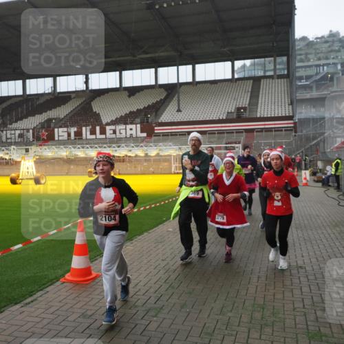 07.12.2025 - St. Pauli X-Mass-Run No. 15 Fabian Wolf http://msf.ph/oto/9394562 07.12.2025 10:25:47 Ziel 50, 129, 211, 369, 374, 387, 398, 404, 1069, 1227, 1538, 1586, 2041, 2104, 2106, 2149, 2191, 2215, 2896, 3742, 3779, 3910, 3918, 4162, 4164, 4202, 4300, 4301, 4372, 4373, 4501 meine-sportfotos.de