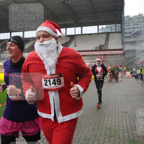 07.12.2025 - St. Pauli X-Mass-Run No. 15 Fabian Wolf http://msf.ph/oto/9394578 07.12.2025 10:25:50 Ziel 50, 129, 211, 369, 374, 387, 398, 404, 1069, 1227, 1538, 1581, 1586, 2041, 2104, 2106, 2149, 2191, 2215, 2896, 3742, 3779, 3910, 3918, 4162, 4164, 4300, 4301, 4501, 4775, 4782 meine-sportfotos.de