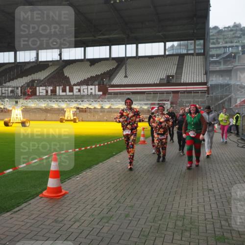 07.12.2025 - St. Pauli X-Mass-Run No. 15 Fabian Wolf http://msf.ph/oto/9394589 07.12.2025 10:25:53 Ziel 50, 129, 211, 369, 374, 387, 398, 404, 422, 1069, 1227, 1538, 1561, 1581, 1586, 2041, 2104, 2106, 2149, 2191, 2215, 2896, 3779, 3805, 3910, 3918, 4300, 4301, 4501, 4775, 4782 meine-sportfotos.de