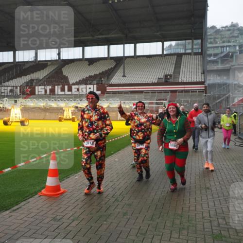 07.12.2025 - St. Pauli X-Mass-Run No. 15 Fabian Wolf http://msf.ph/oto/9394594 07.12.2025 10:25:54 Ziel 50, 211, 369, 374, 387, 398, 422, 1069, 1227, 1538, 1561, 1581, 1586, 2041, 2104, 2106, 2149, 2191, 2215, 2896, 3779, 3805, 3910, 3918, 4300, 4301, 4501, 4775, 4782 meine-sportfotos.de